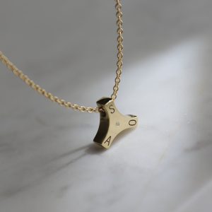 תליון ספינר עם חריטות ושיבוץ