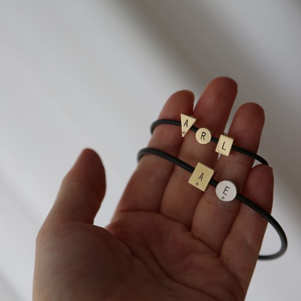 צמיד סיליקון דק תליון וחריטה