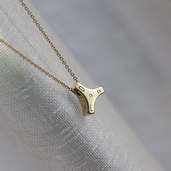 תליון ספינר עם חריטות ושיבוץ