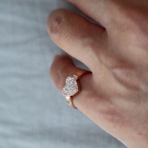 טבעת לאב משובצת