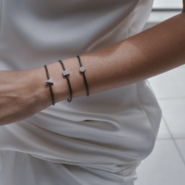 צמיד סיליקון דק תליון משובץ