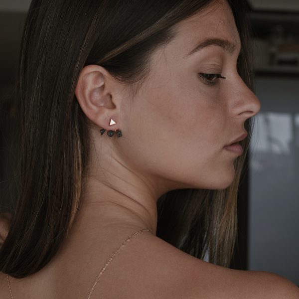 עגיל מניפה צורות משובצות יהלומים שחורים