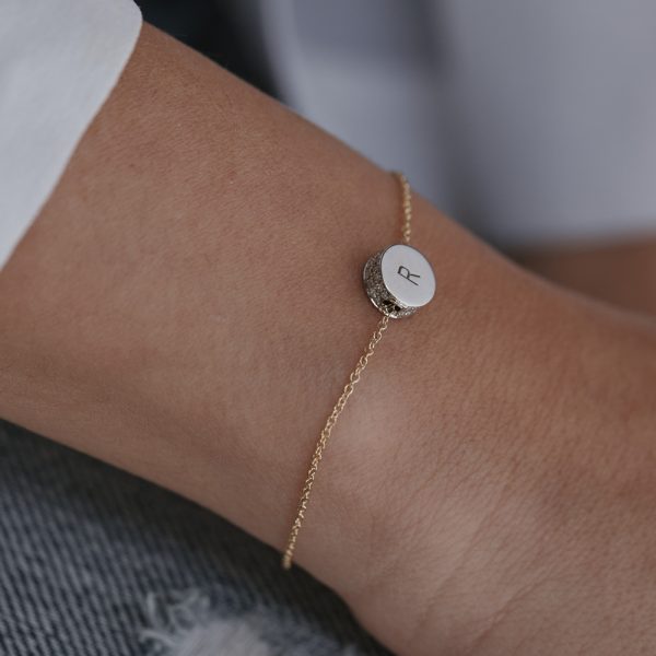 צמיד זהב עם תליון עיגול בינוני