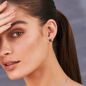 עגיל לירי כוכב משובץ יהלומים שחורים